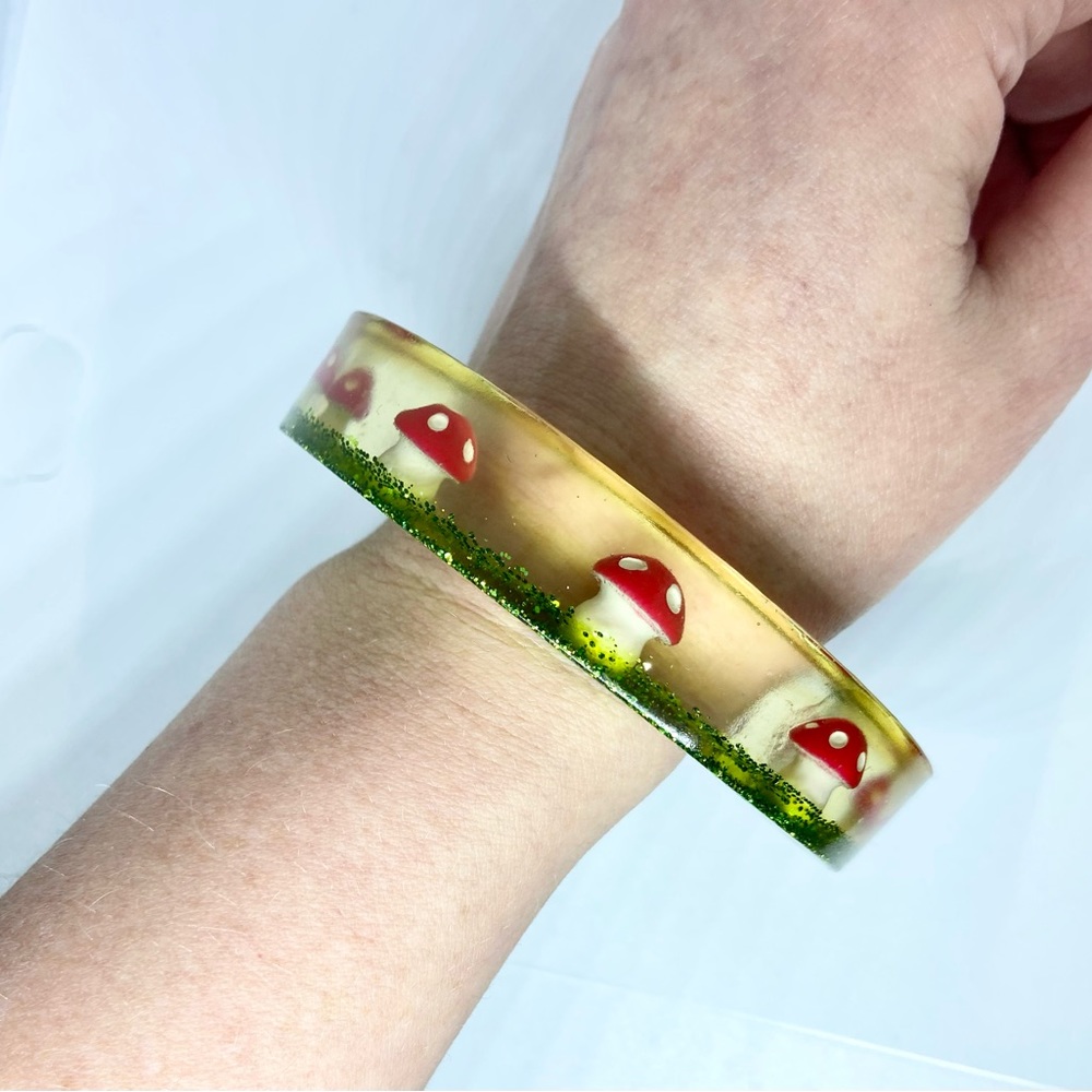 Vintage Red and White Toadstool Mushrooms Lucite Bangle Bracelet Green Sparkles